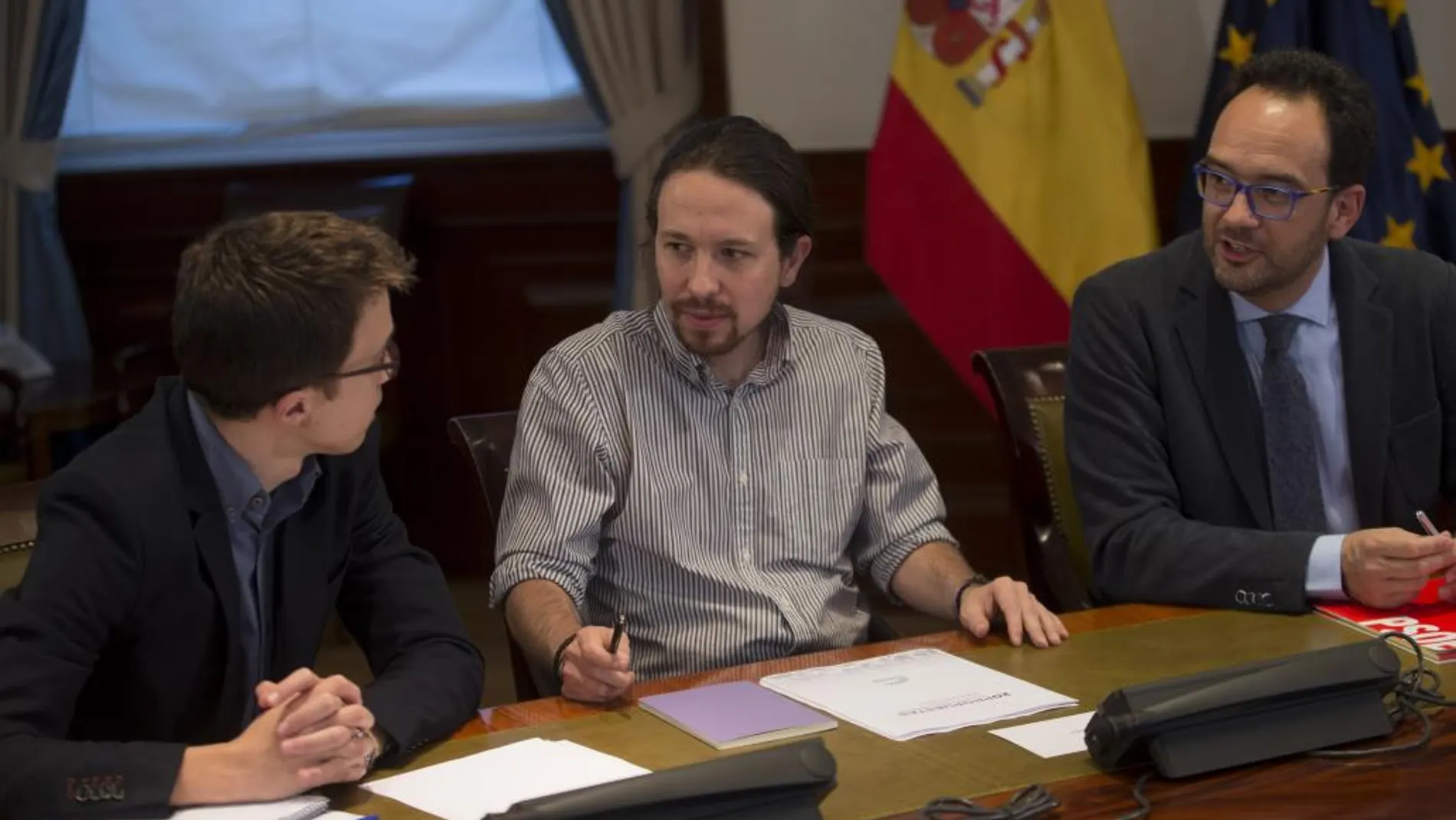 Antonio Hernando, Pablo Iglesias y Errejón., durante el encuentro de ayer