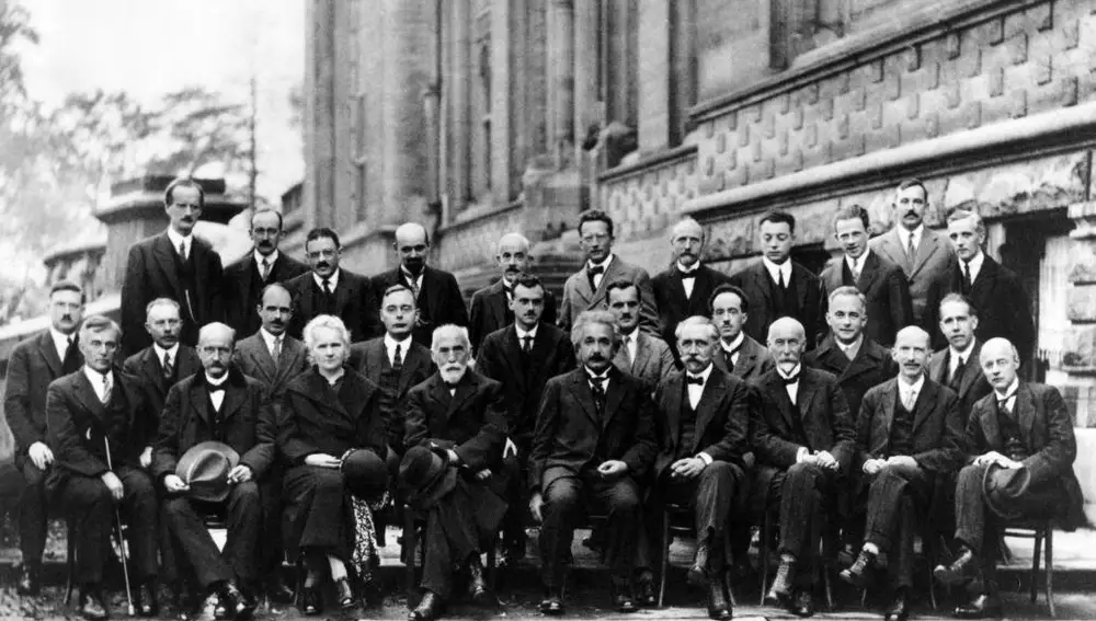 Marie Curie, junto a otros científicos, en el Congreso de Solvay de 1927