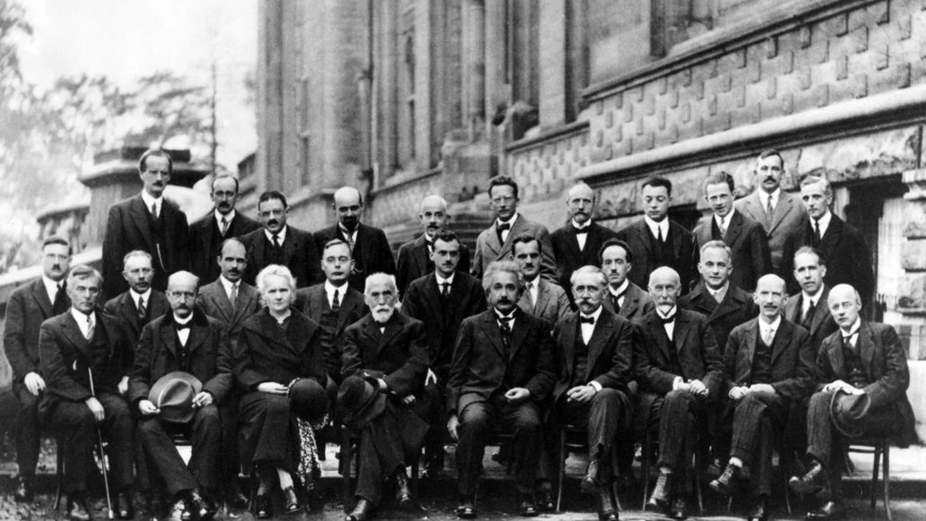Marie Curie, junto a otros científicos, en el Congreso de Solvay de 1927