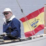 El Rey emérito patroneó ayer una embarcación en Pontevedra