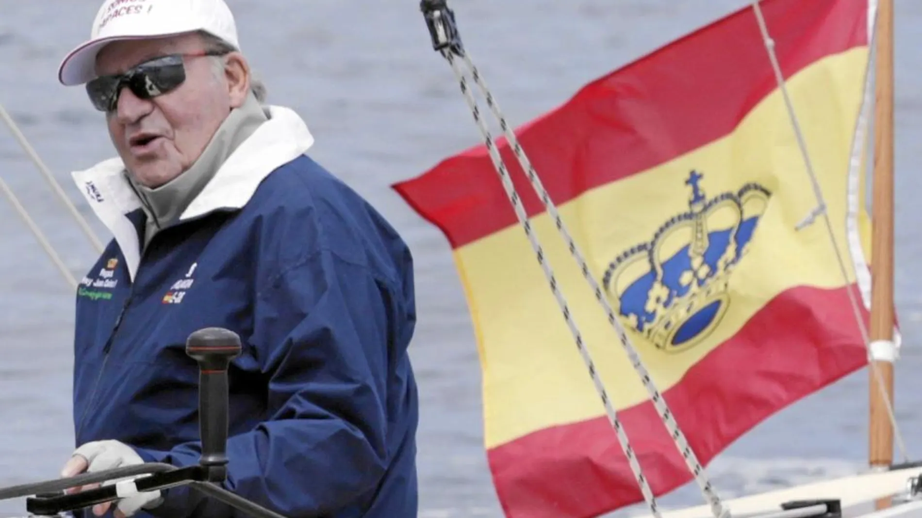 El Rey emérito patroneó ayer una embarcación en Pontevedra
