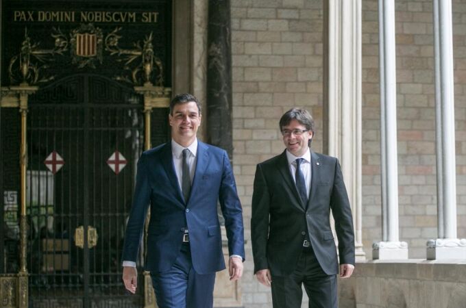El presidente de la Generalitat, Carles Puigdemont (d), y el secretario general del PSOE, Pedro Sánchez, al inicio de su primera reunión en el Palau de la Generalitat, el pasado 15 de marzo