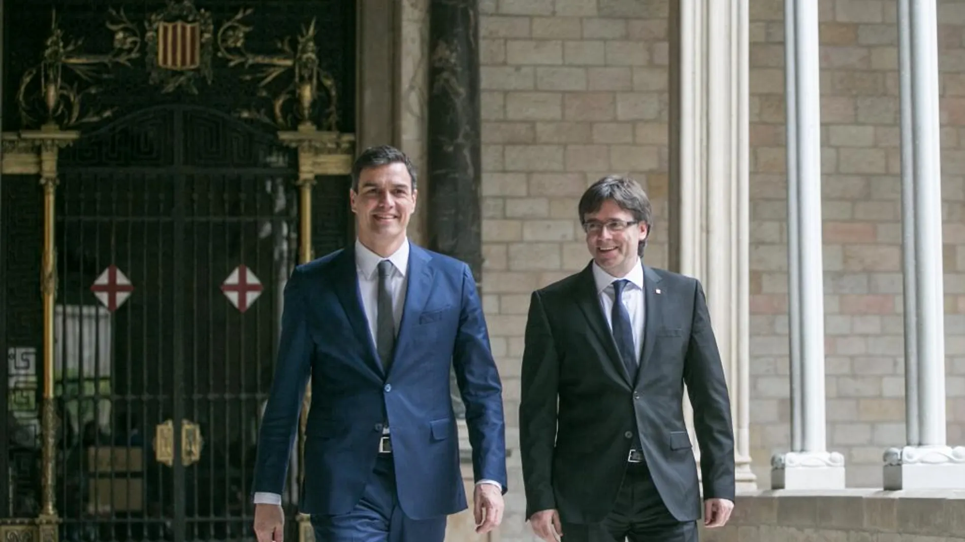 El presidente de la Generalitat, Carles Puigdemont (d), y el secretario general del PSOE, Pedro Sánchez, al inicio de su primera reunión en el Palau de la Generalitat, el pasado 15 de marzo