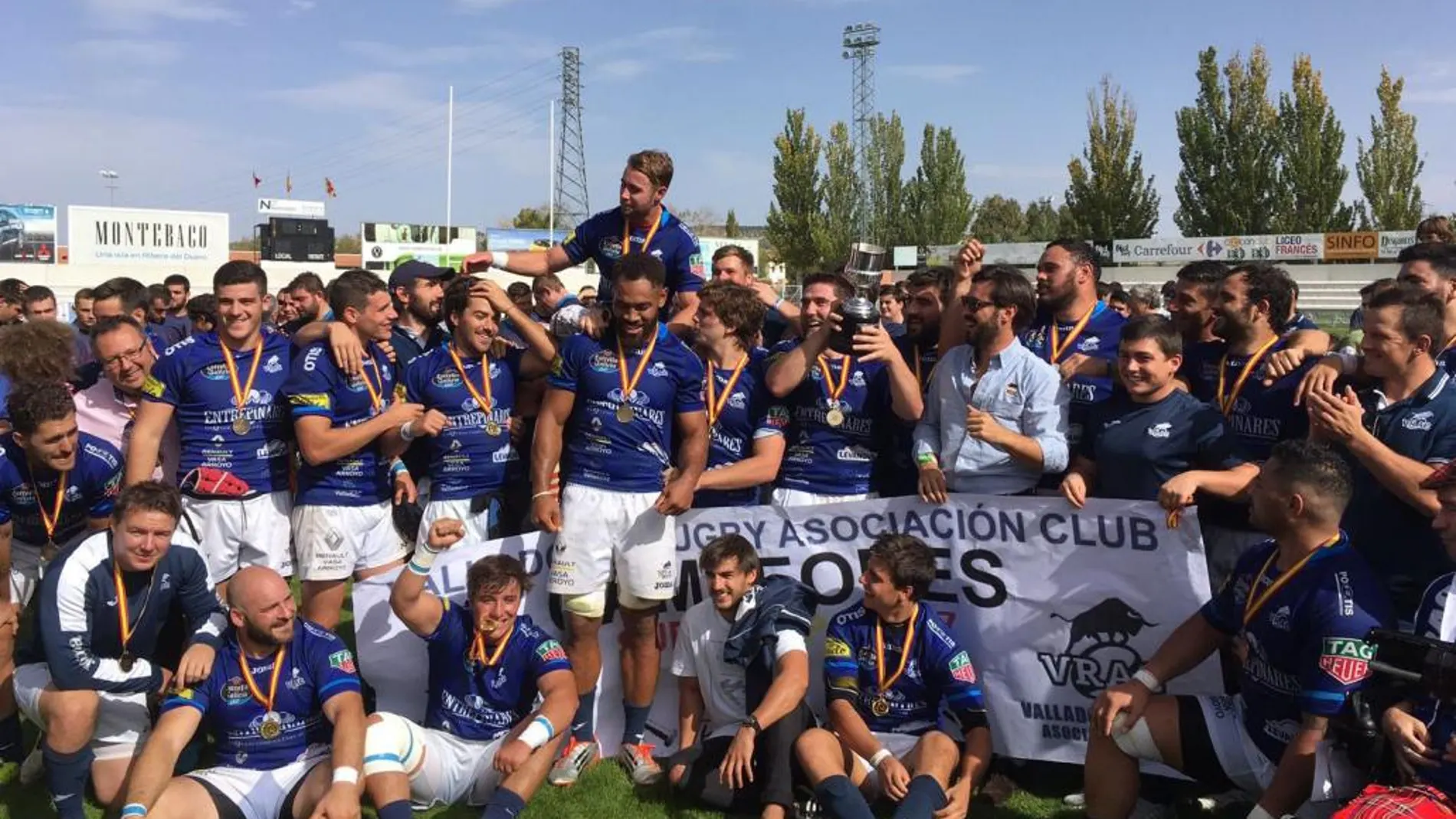 Los jugadores del Quesos celebran el título