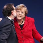 La canciller alemana, Angela Merkel, es felicitada por el presidente del Gobierno, Mariano Rajoy, tras su intervención