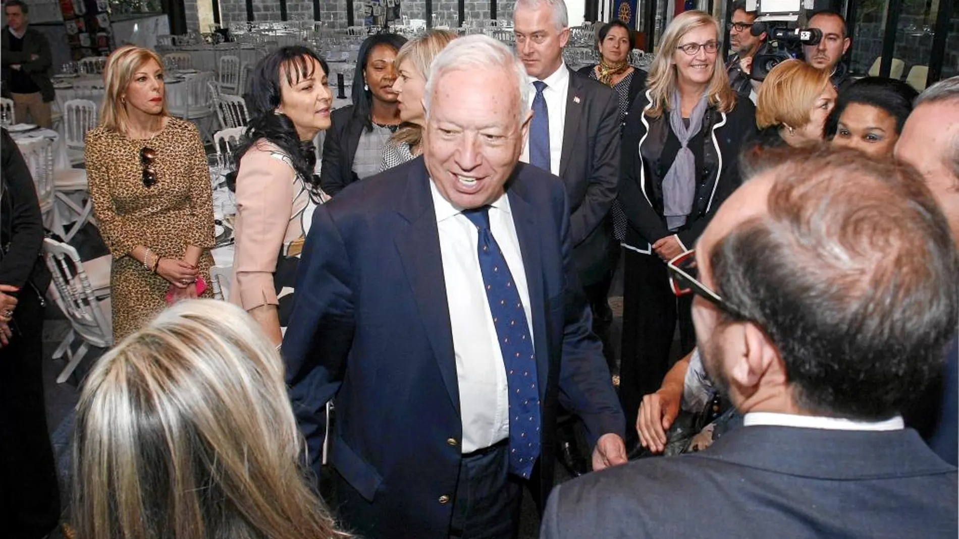 García-Margallo saluda a los miembros del Rotary Club Alicante, antes de un almuerzo en Alicante