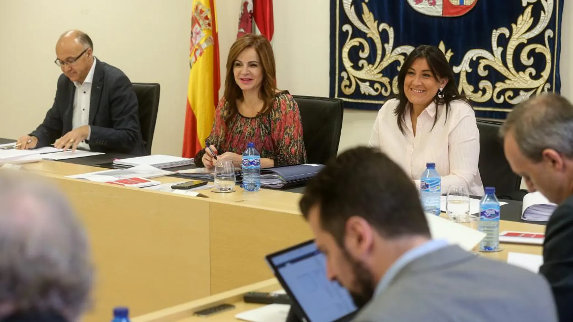 Reunión de la Mesa de las Cortes presidida por Silvia Clemente