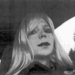 Fotografía de Manning en la que viste una peluca y lleva los labios pintados