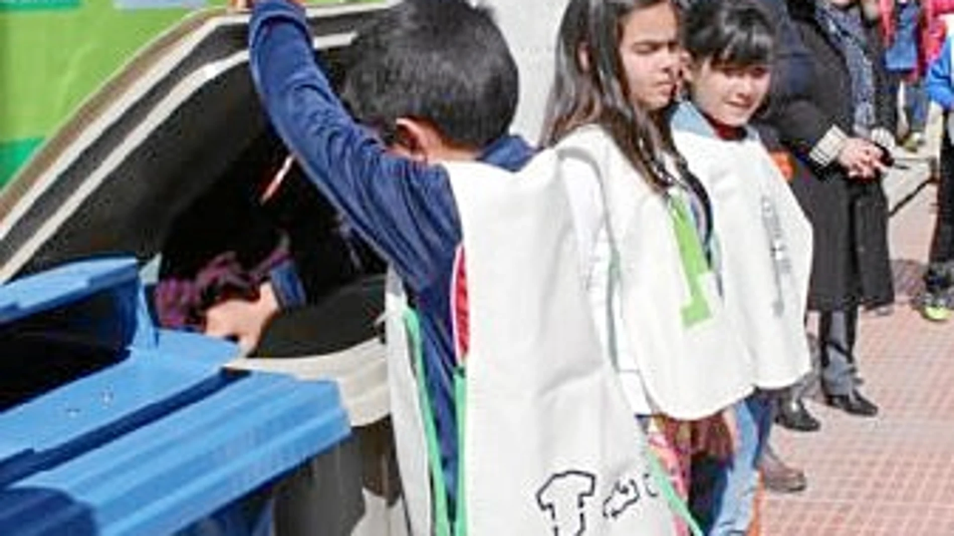 Un grupo de escolares participan en la campaña de reciclaje