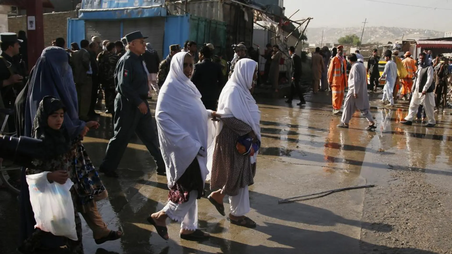 Soldados afganos en la zona del atentado suicida.