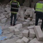 Los agentes de la Policía Nacional tuvieron que partir miles de piezas con mazas buscando la droga que ocultaban.