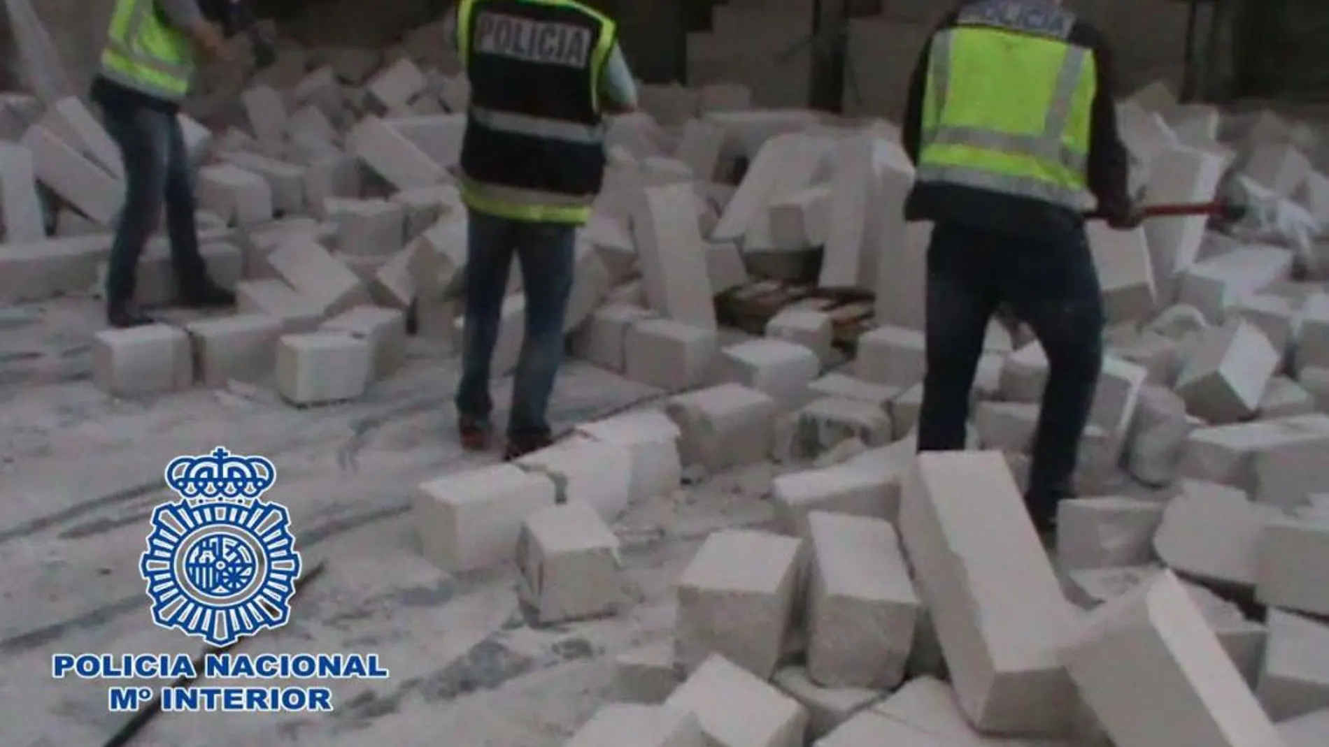 Los agentes de la Policía Nacional tuvieron que partir miles de piezas con mazas buscando la droga que ocultaban.