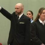 Breivik repite el saludo nazi