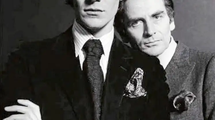 Pierre Bergé, apoyado en el hombro de Yves Saint Laurent