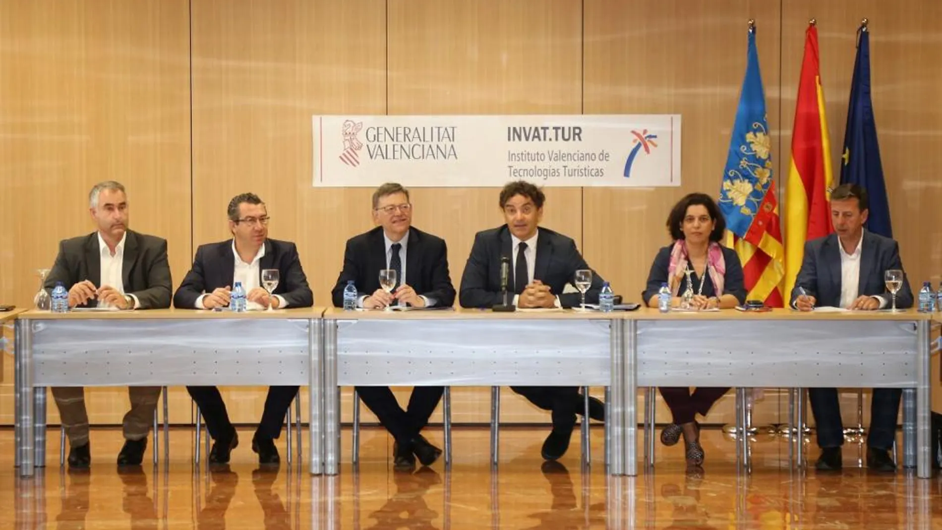 El president de la Generalitat, Ximo Puig, con los empresarios turísticos