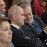 Manuel Chaves y José Antonio Griñán, sentados junto a la exconsejera Magdalena Álvarez, conversan al comienzo de la tercera sesión del juicio