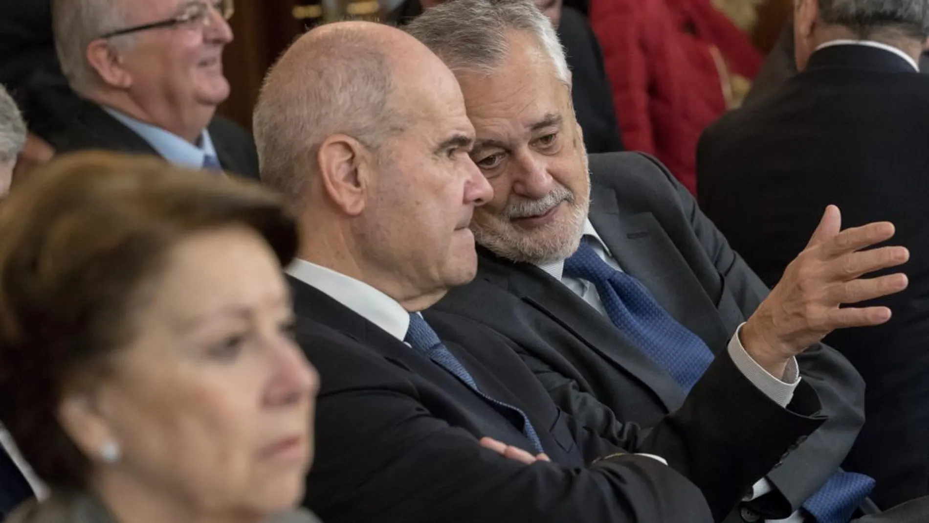 Manuel Chaves y José Antonio Griñán, sentados junto a la exconsejera Magdalena Álvarez, conversan al comienzo de la tercera sesión del juicio