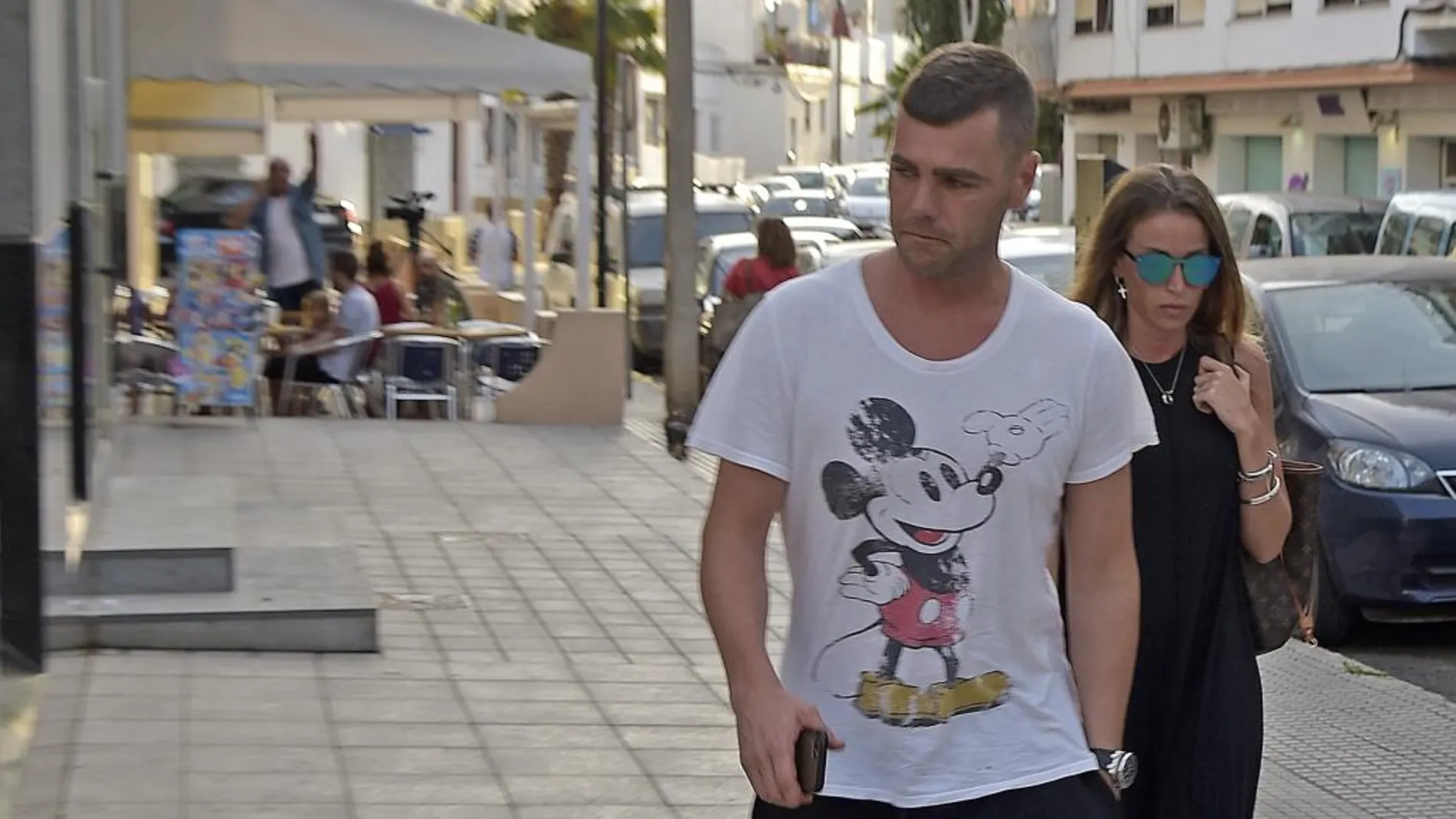 Fonsi Nieto y Marta Castro a su llegada a la Policlina Nuestra Señora del Rosario en Ibiza.