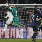 El delantero portugués del Real Madrid, Cristiano Ronaldo (izda), intenta rematar ante el portero del París Saint Germain, Kevin Trapp (2i)
