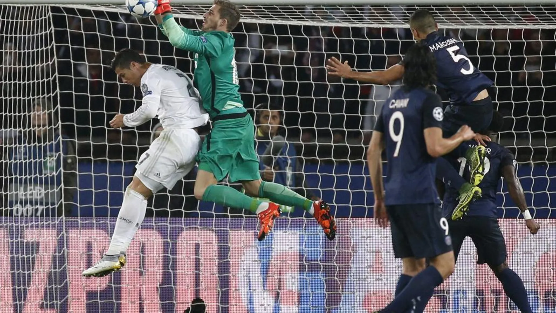 El delantero portugués del Real Madrid, Cristiano Ronaldo (izda), intenta rematar ante el portero del París Saint Germain, Kevin Trapp (2i)