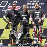 Los ganadores de Moto 2, Alex Rins, Johann Zarcoy Takaaki Nakagami se pusieron camisetas en homenaje a Luis Salom