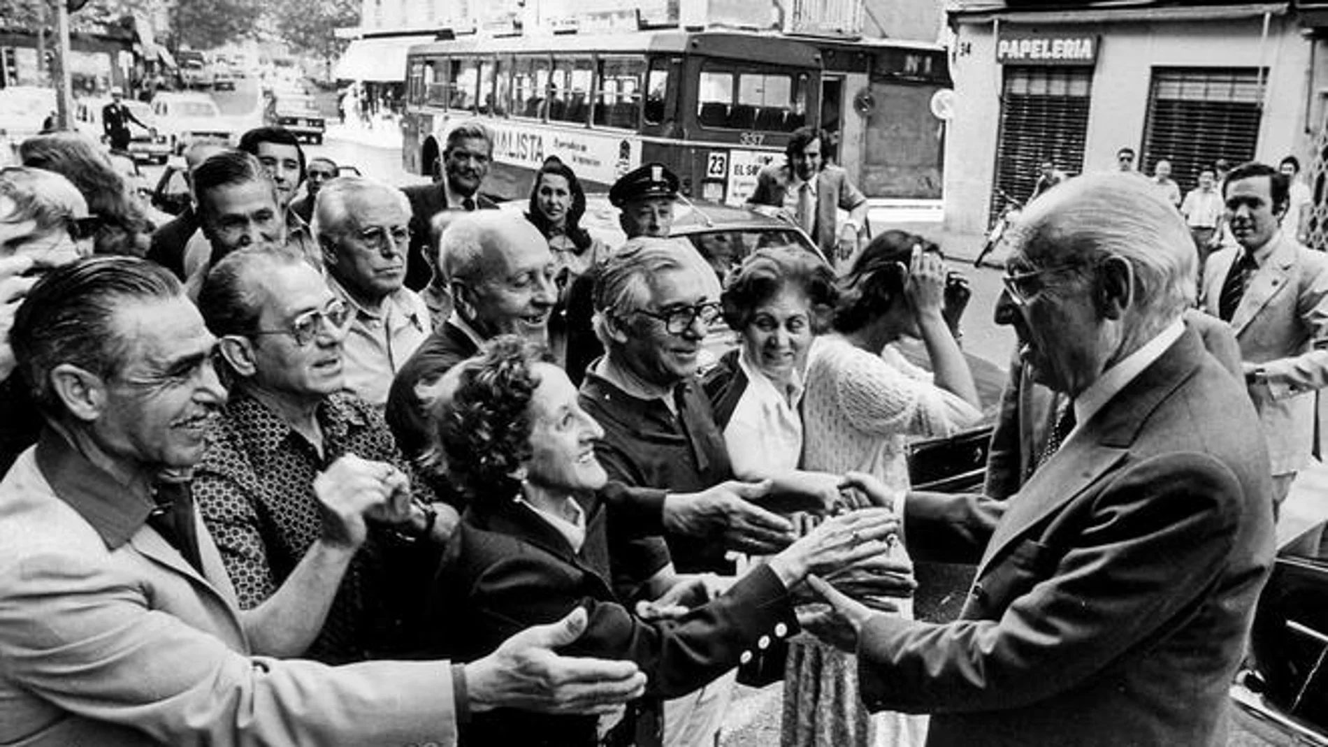 Tierno Galván saluda a varios vecinos cuando era alcalde de Madrid