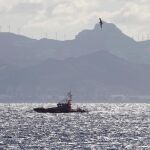 Imagen de una embarcación de Salvamento Marítimo durante la búsqueda de una patera en el estrecho de Gibraltar