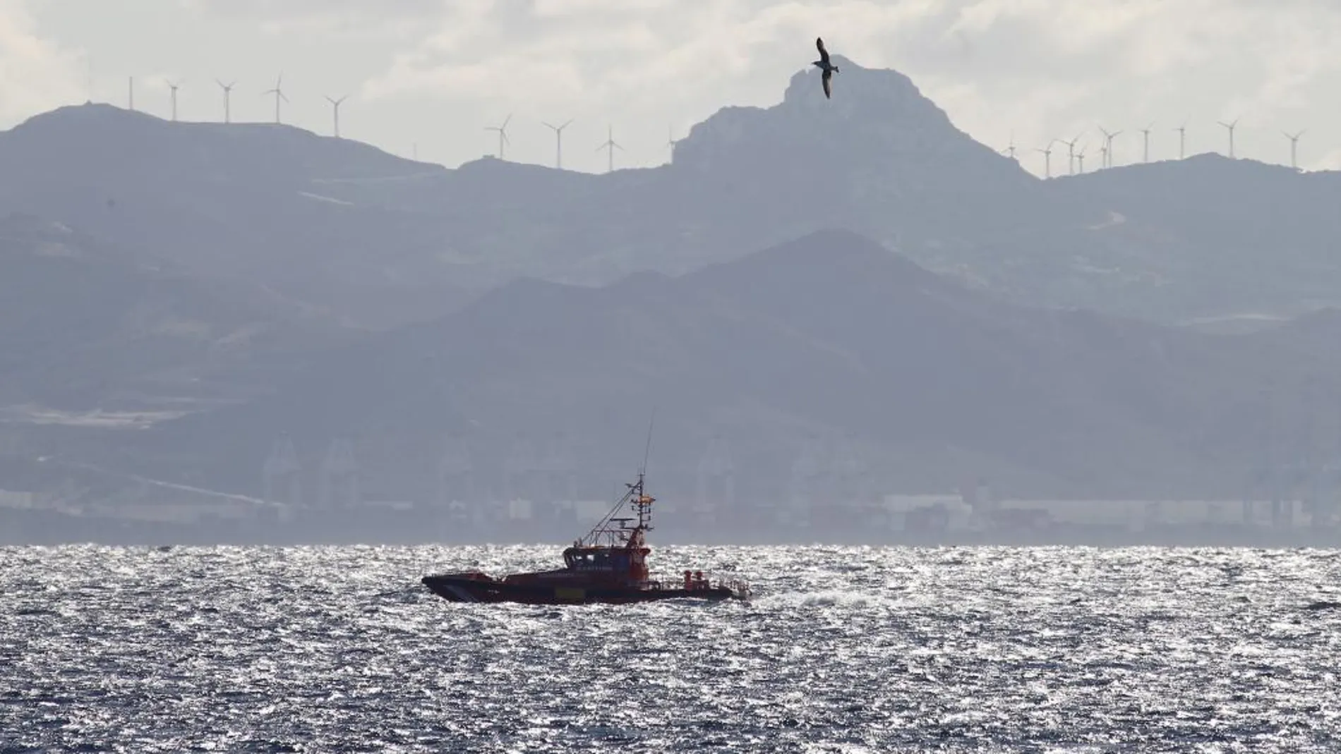 Imagen de una embarcación de Salvamento Marítimo durante la búsqueda de una patera en el estrecho de Gibraltar