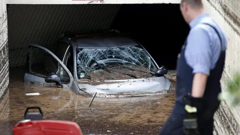 Un bombero trabaja en las labores de extracción de agua de un aparcamiento inundado en Boit, al sur de Francia