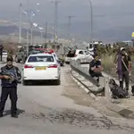 Policías israelíes y colonos judíos en Cisjordania