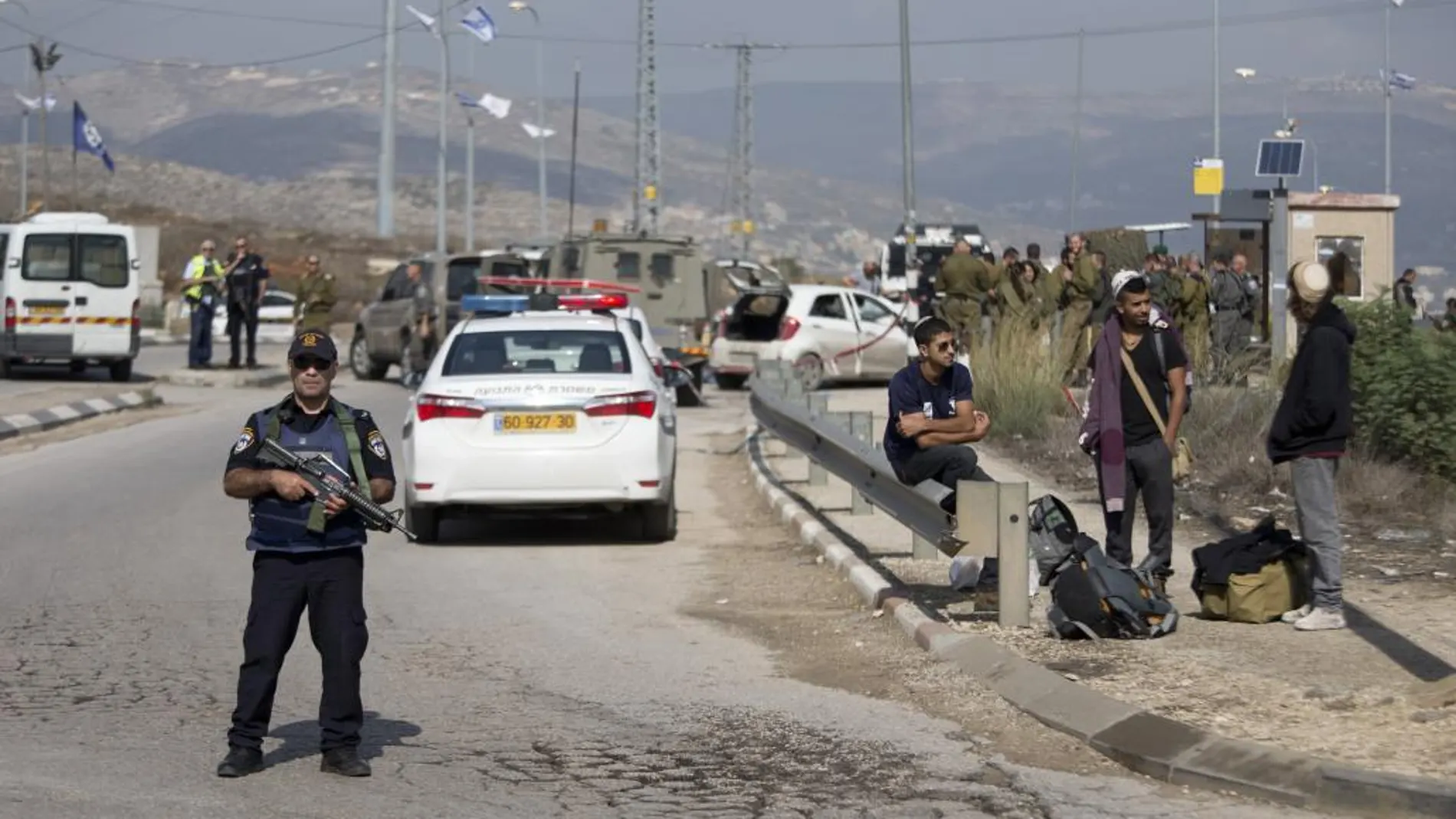 Policías israelíes y colonos judíos en Cisjordania