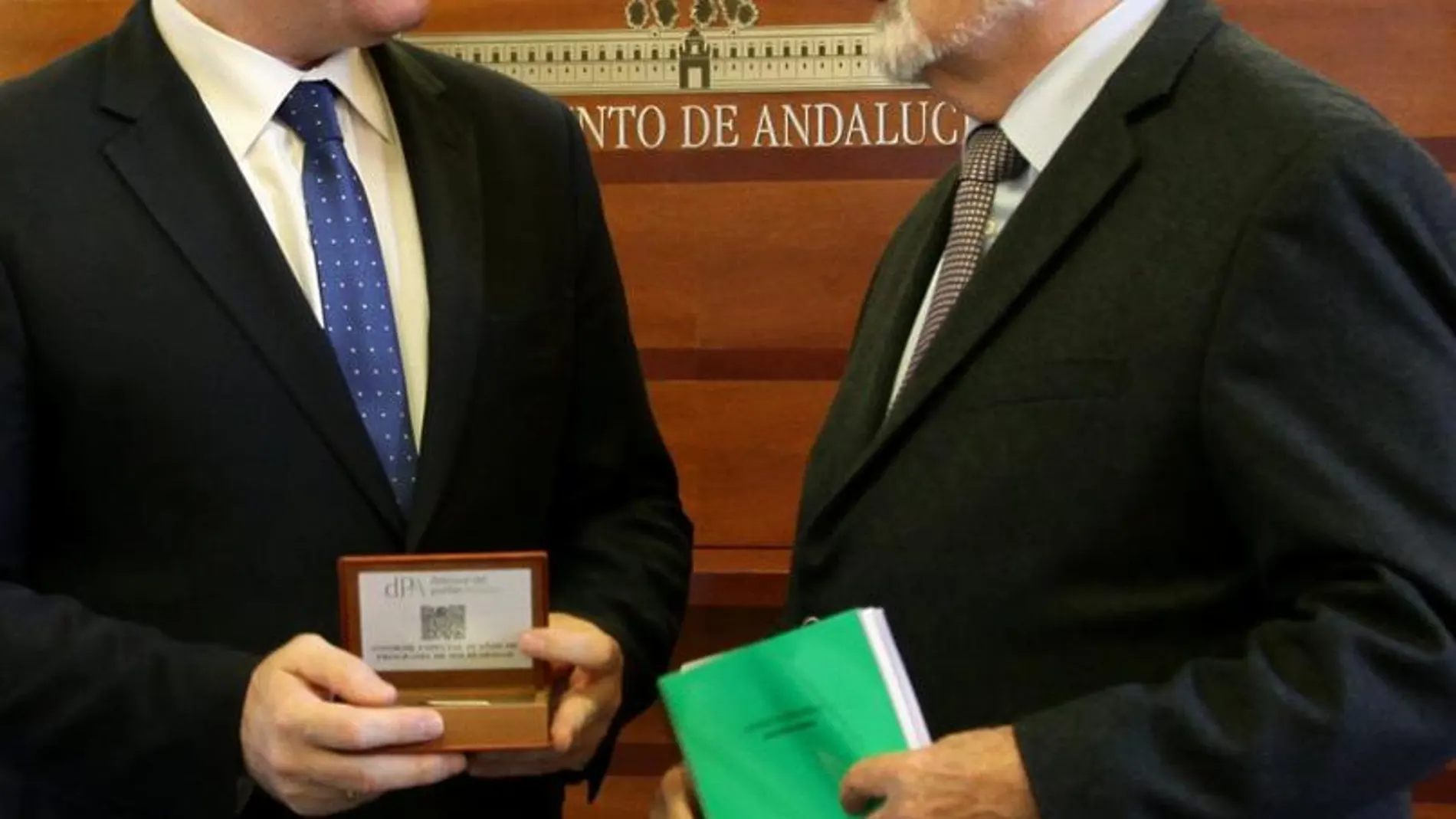 El presidente del Parlamento, Juan Pablo Durán, y el Defensor, Jesús Maeztu