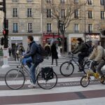Las personas utilizan más la bicicleta cuando los desplazamientos son más cortos, y cuando tienen estaciones de bicicletas públicas cerca de sus domicilios y centros de trabajo o estudio. / ISGlobal
