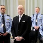 Fotografía fechada el 18 de marzo de 2016 que muestra al ultraderechista Anders Behring Breivik durante su cuarto y último día de juicio en la prisión de Skien (Noruega)