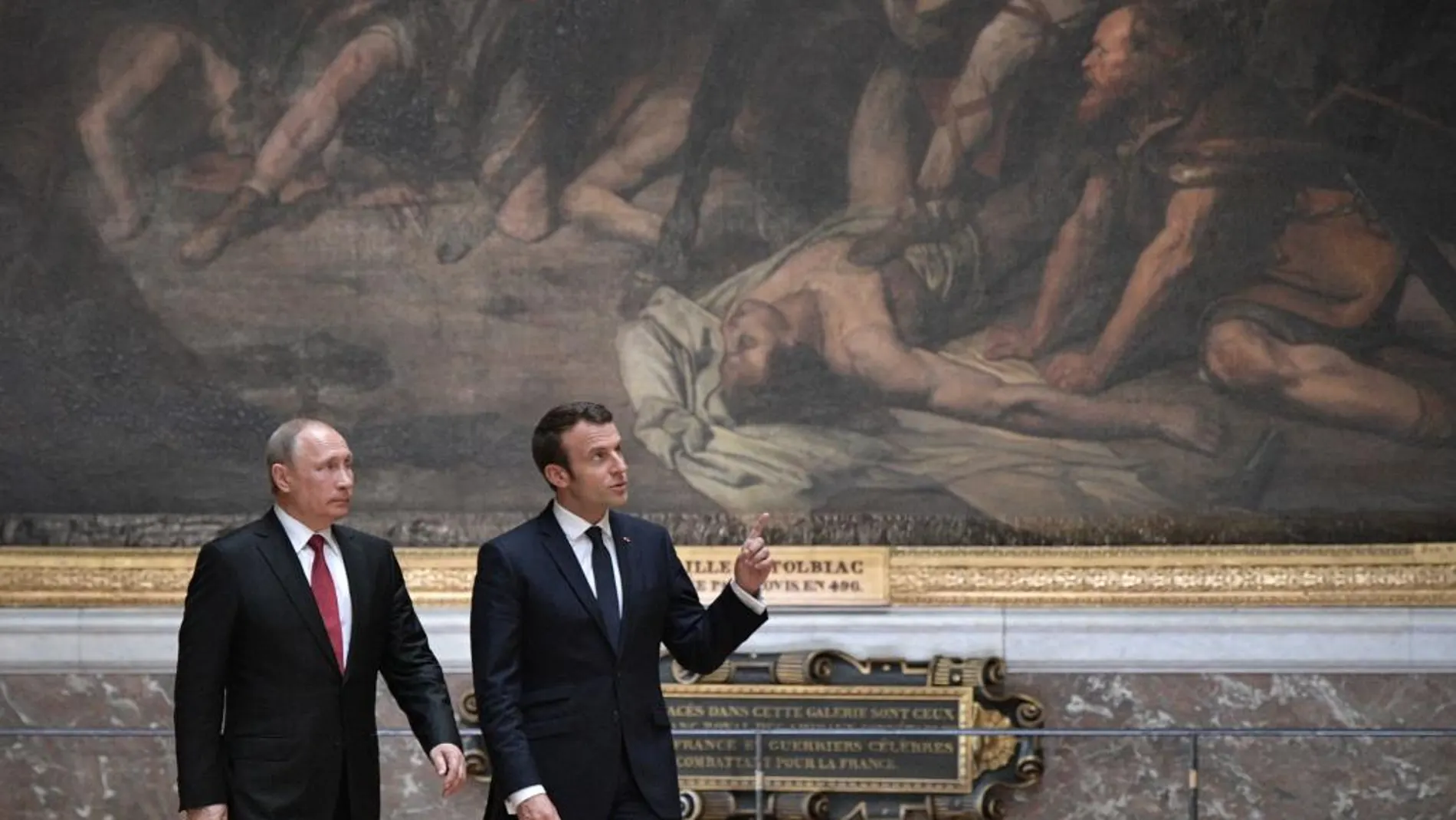 El presidente francés, Emmanuel Macron, y el líder sueco, Vladimir Putin, en el palacio de Versalles