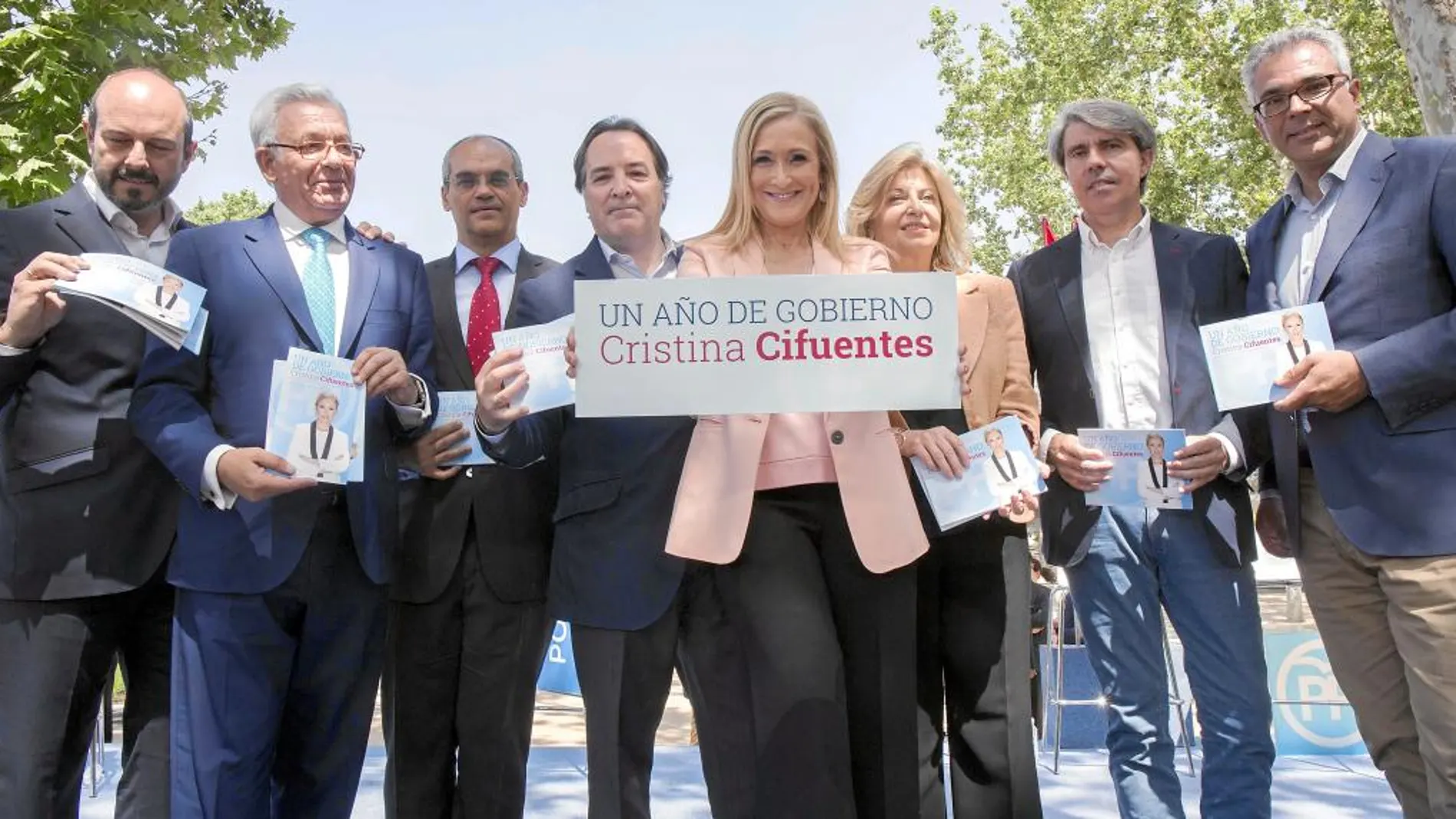 La presidenta de la Comunidad de Madrid, Cristina Cifuentes, rodeada por sus consejeros, ayer, en Madrid Río