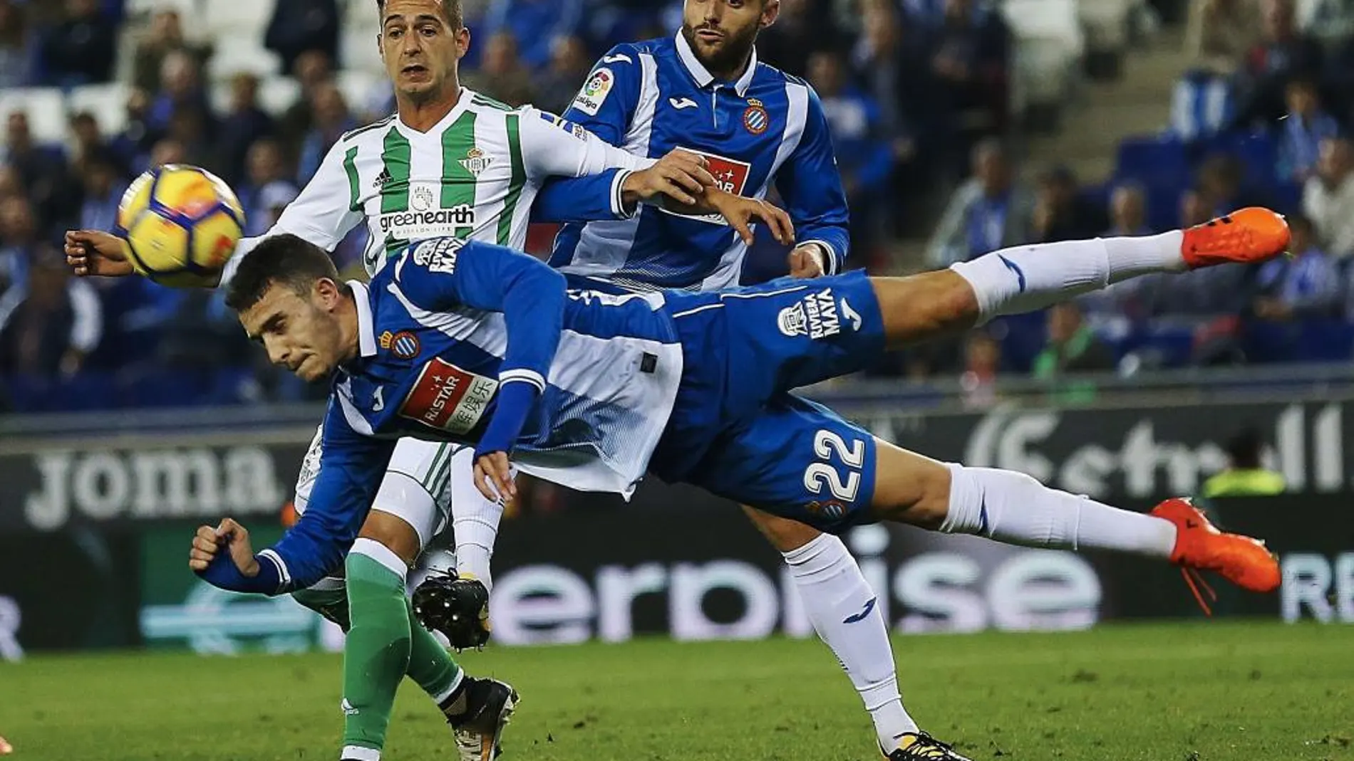 El defensa del CD Espanyol, Mario Hermoso (22), despeja un balón ante el delantero del Real Betis, Sergio León