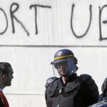 La imagen corresponde a una protesta de los taxistas parisinos en junio de 2015 contra los servicios de Uber. El slogan lo dice todo: «Muerte a Uber»