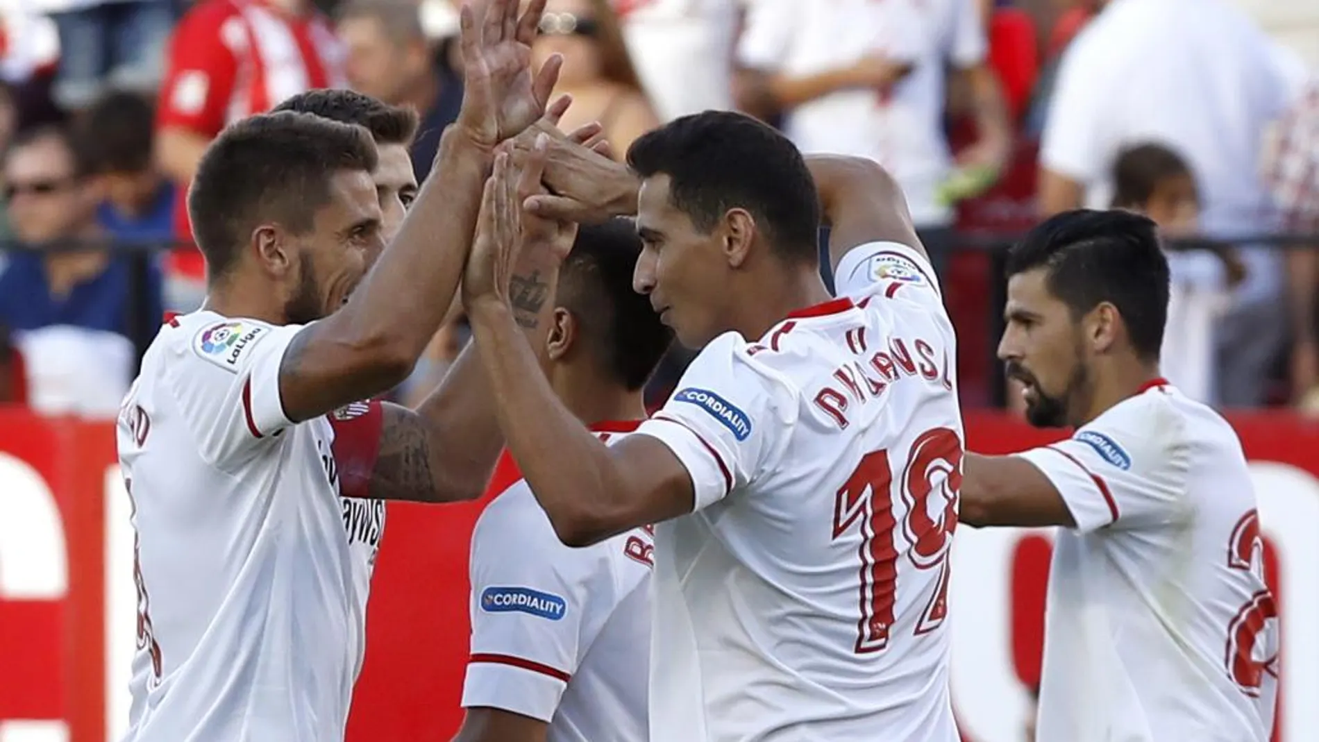 El centrocampista brasileño del Sevilla FC Paulo Henrique Ganso celebra su gol, primero del equipo ante el Eibar