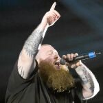 Action Bronson es un coloso que apabulla con su presencia