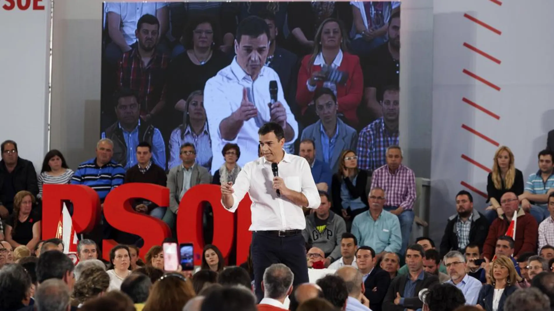El líder del PSOE, Pedro Sánchez, durante su intervención en un acto público organizado por su partido con motivo del Día de la Rosa