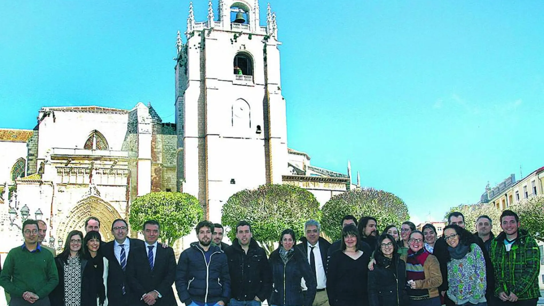 Alfonso Polanco junto con jóvenes palentinos que participan en el II Lanzadera de Empleo de Palencia