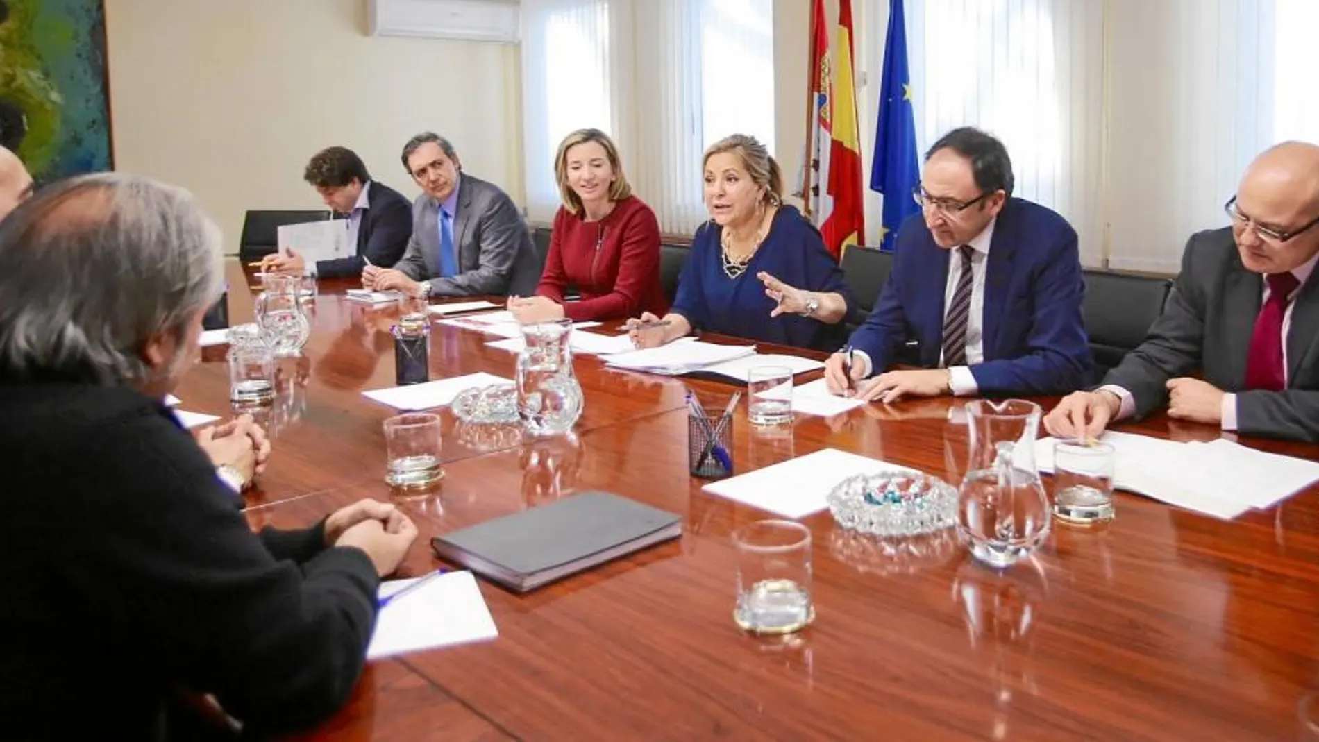 La vicepresidenta Rosa Valdeón, la consejera Alicia García y el presidente de la FRMP, Alfonso Polanco, entre otros, se reúnen con representantes de las ONG