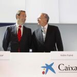 El presidente de CaixaBank, Isidre Fainé (d), y el consejero delegado, Gonzalo Gortázar (i).