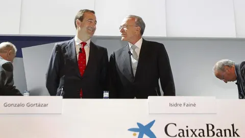 El presidente de CaixaBank, Isidre Fainé (d), y el consejero delegado, Gonzalo Gortázar (i).