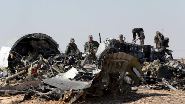 Investigadores militares rusos examinan los medios del avión