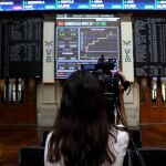 Panel informativo de la bolsa española ayer