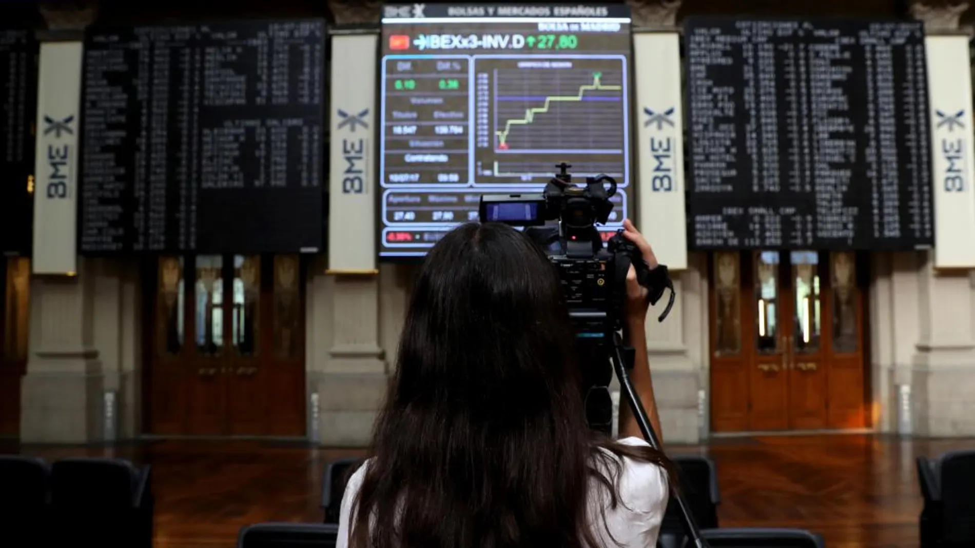Panel informativo de la bolsa española ayer