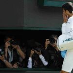 Novak Djokovic abandona la pista de Wimblendon tras caer ante Sam Querrey.