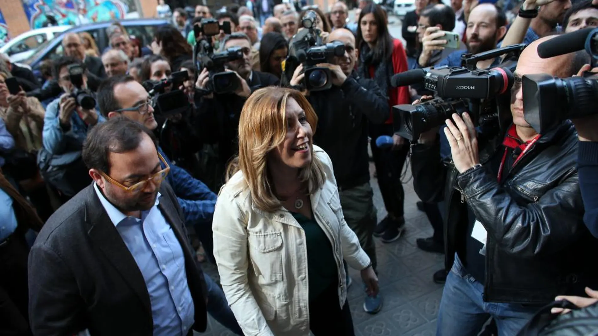Susana Díaz, a su llegada hoy a la sede de los socialistas catalanes en Barcelona
